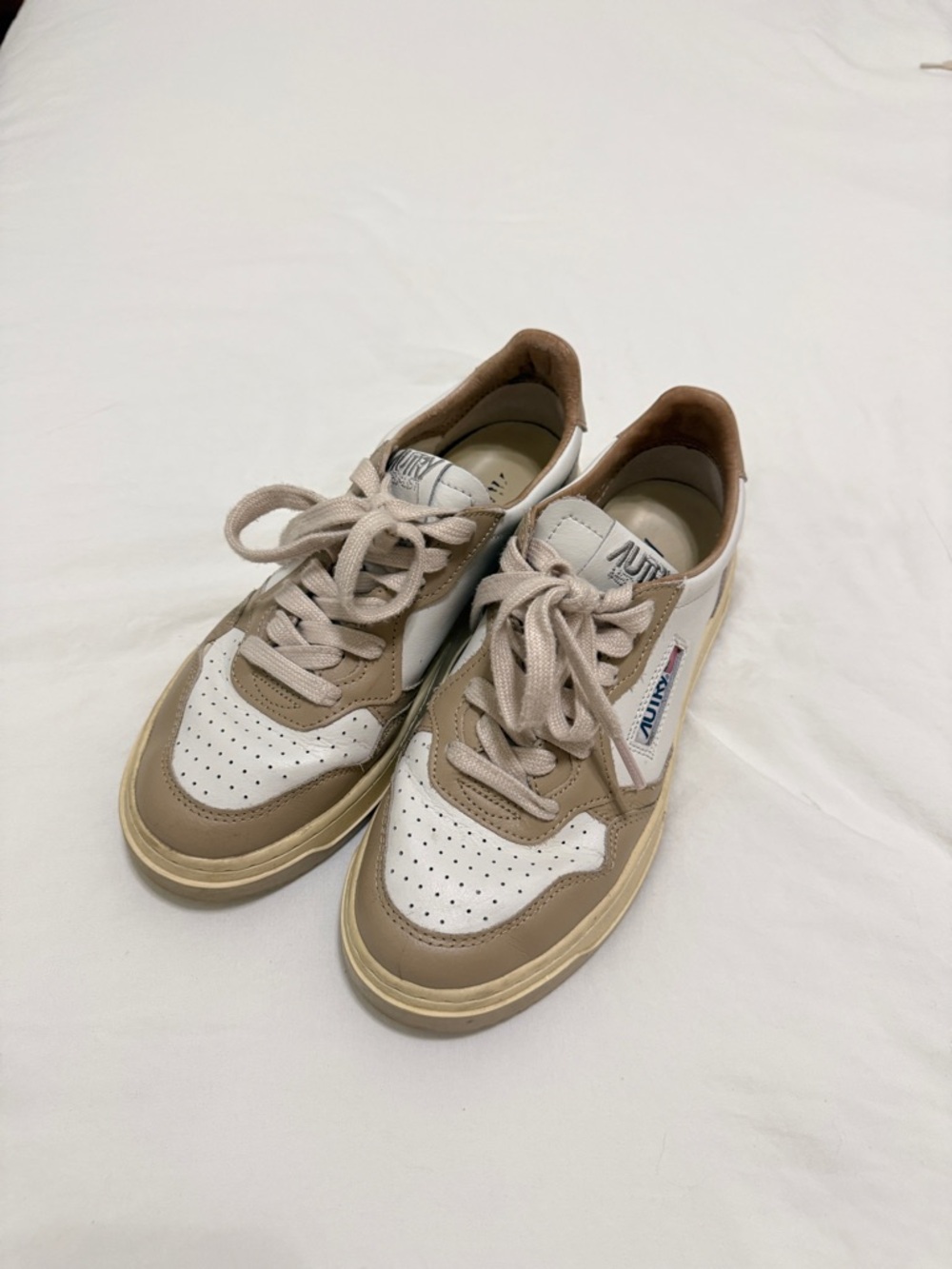Autry Beige & White Low-Top Women’s Sneakers